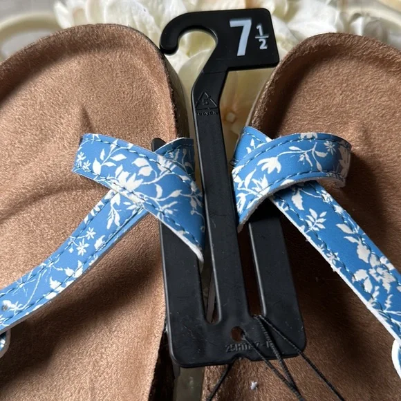 NWT women’s sandals size 7.5 blue & white floral with adjustable buckles - Picture 6 of 9